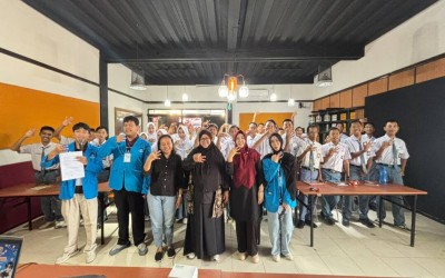 English Club Politeknik Negeri Cilacap Gelar Pelatihan Bahasa Inggris di SMK Dr. Soetomo Cilacap